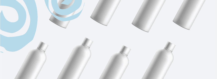 Flaconi bianchi di prodotto per capelli disposti in modo ordinato su uno sfondo chiaro con elementi grafici blu.