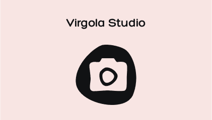 Logo di Virgola Studio con un'icona di una macchina fotografica stilizzata su uno sfondo rosa.