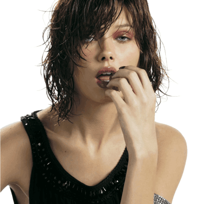Modella con capelli bagnati e trucco audace, indossa una maglietta nera con dettagli luccicanti, mentre si tocca le labbra.