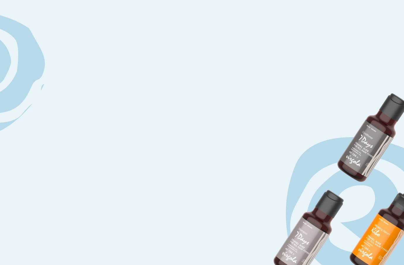 Flaconi di prodotti per capelli in formato da viaggio, con etichette chiare e colori distintivi, disposti su uno sfondo azzurro.